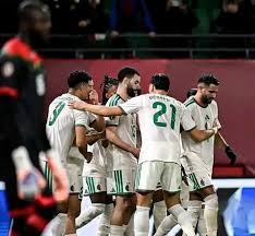 足球国足忙碌备战，训练场加练至夜晚